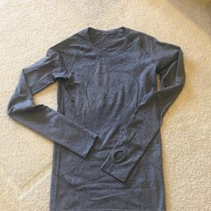 Lululemon gray long sleeved workout top - xs/s